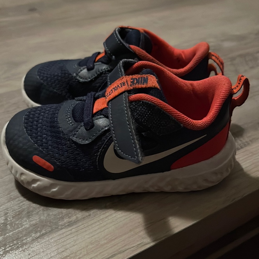 Nike Revolution size 7c